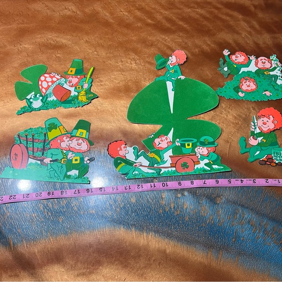 Vintage St. Patrick’s Day, leprechaun and clovers wall decorations flocked - Picture 9 of 10